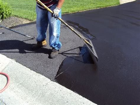 When Is It Time to Sealcoat Your Asphalt Parking Lot?