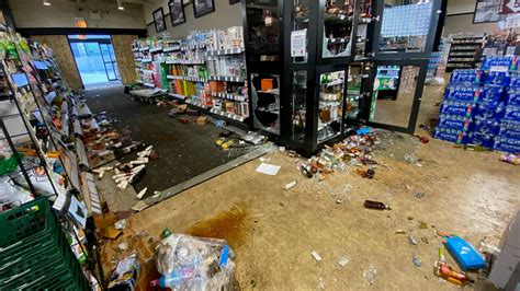 Looters vandalize five locations of Binny's Beverage Depot | FOX 32 Chicago