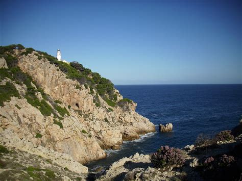 Leuchtturm Cala Ratjada | white lighthouse, blue water, gree… | Flickr