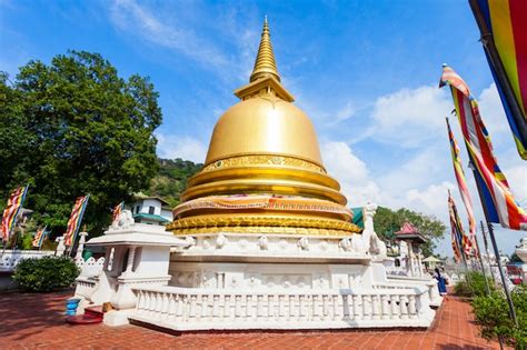 Premium Photo | Golden temple of dambulla