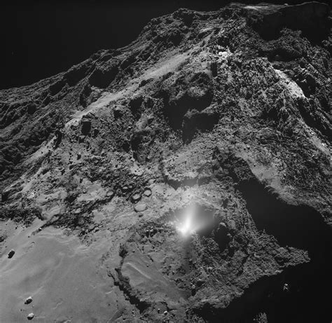 Flight through the comet Chury's dust cloud resolves chemical mystery