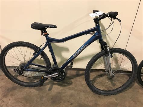 BLUE GIANT BOULDER SE 21 SPEED FRONT SUSPENSION MOUNTAIN BIKE - Able Auctions