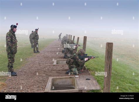 Soldiers from the Territorial Army training Stock Photo - Alamy