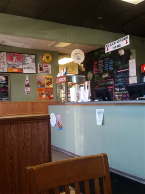 Wayne's Pizza - Restaurant | 100 Elizabeth Ln, Genoa City, WI 53128, USA