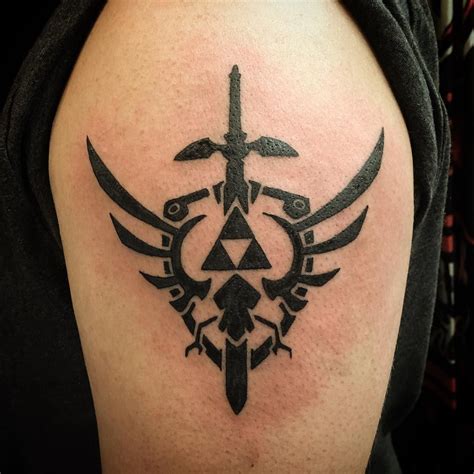 Here's a Zelda logo tattoo from the other day. It's a really cool logo ...