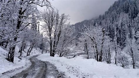 Manali Gets Seasons First Snowfall - Hill Post