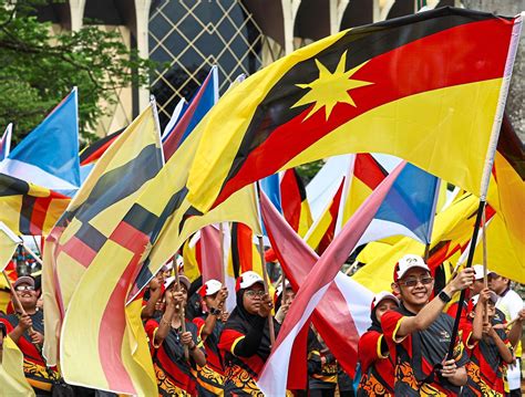 Over 3,000 participants join grand parade to celebrate Sarawak Day ...