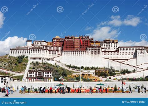 Potala Palace in Tibet editorial stock photo. Image of fine - 16370488