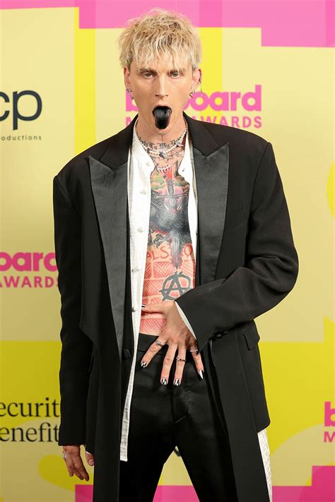 Machine Gun Kelly Dyes His Tongue Black for 2021 Billboard Music Awards ...