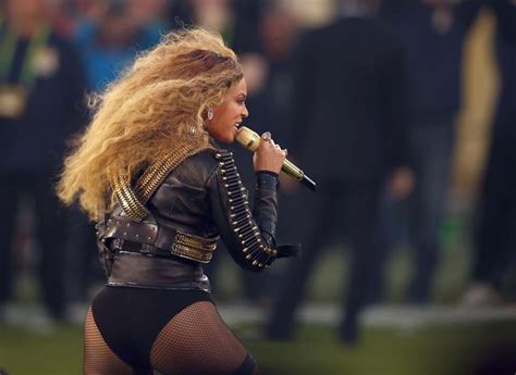 Beyoncé cade dal palco del Super Bowl 2016 VIDEO