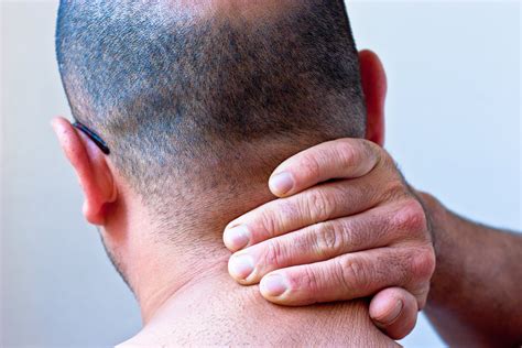 How to Stop Neck Muscle Spasms (with Pictures) | eHow