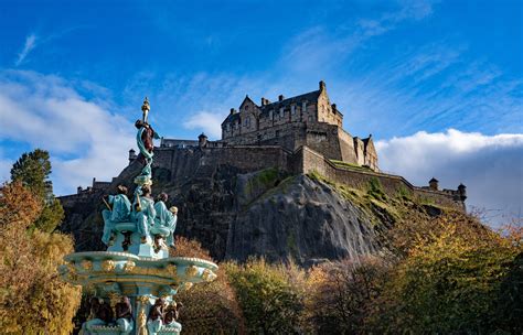 Edinburgh Castle, Royal Mile, Grass Market and the Palace of Holyrood House Tour day trip coach tour