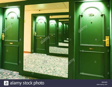 Download this stock image: Hotel hall mirrors room-doors green reflections many times hotel ...