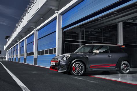 Mini adds back manual transmission for 2023 Hardtop