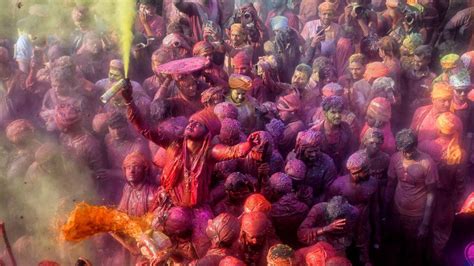 Holi 2023: India celebrates festival of colours - BBC News