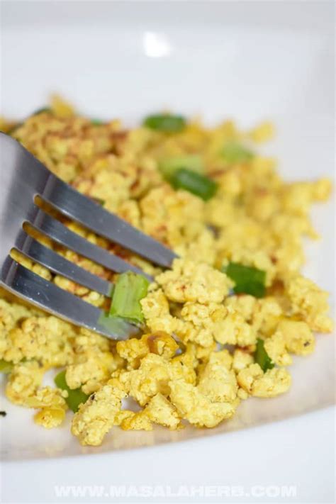 Vegan Scrambled Eggs Recipe - Quick Tofu Scramble [+Video]