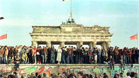 History Comes Full Circle: Before and After Photos of the Berlin Wall ...