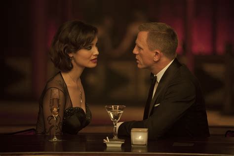 Bérénice Marlohe en Daniel Craig in Skyfall. | James bond skyfall ...