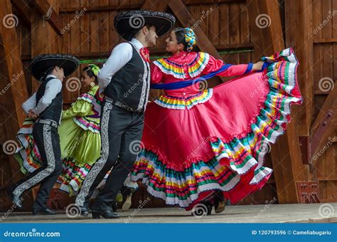 Mexican Dancers in Traditional Costumes Editorial Photo - Image of color, ethnicity: 120793596