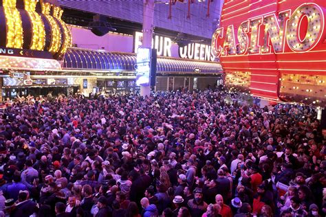 400k expected to ring in 2023 on Las Vegas Strip, downtown | AP News