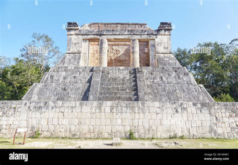 The Mayan ball court of Chichen Itza, the largest ever built in ...