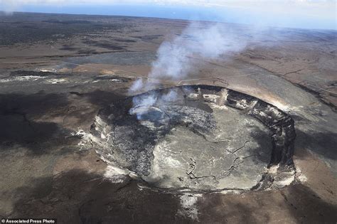 Kilauea's summit lava lake still overflowing into crater | Daily Mail Online