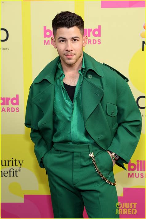 Nick Jonas Joined By Jonas Brothers & Marshmello On Billboard Music Awards 2021 Carpet | Photo ...