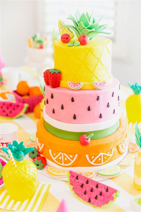 Two-tti Fruity Birthday Party: Blakely Turns 2! | Bolo, Decorações para festas tropicais, Bolos ...