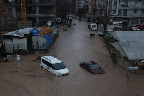 One dies as torrential rain causes flash floods in Turkey's Izmir | Daily Sabah