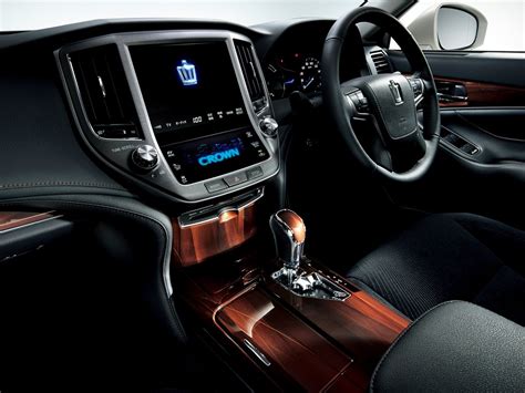 2014 Toyota Crown Hybrid Royal Saloon | Toyota crown, Car interior, Toyota
