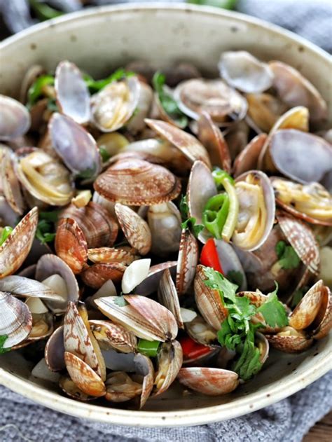 Steamed Clams With White Wine - FoodyFoodie