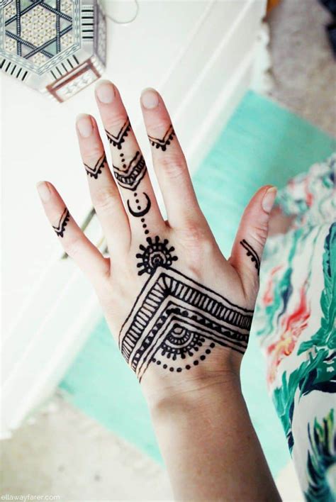 35 Simple Henna Tattoo Designs to Show Off in Warm Weather