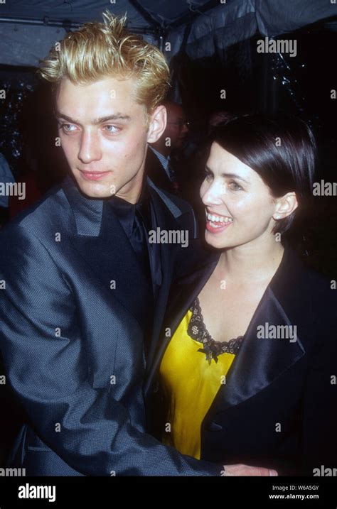 Jude law and sadie frost hi-res stock photography and images - Alamy