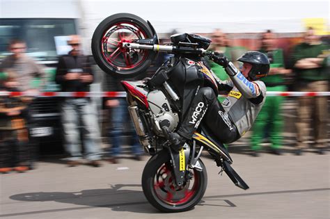 File:Motor cycle stunt2 amk.jpg - Wikimedia Commons
