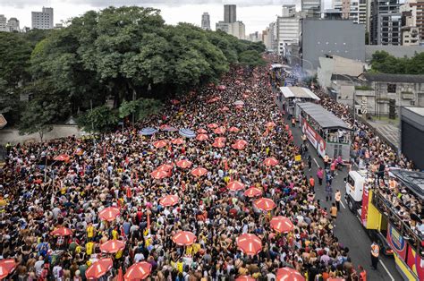 Carnaval Draws Crowds with Hits and Pro-Lula Demonstrations - 13/02 ...