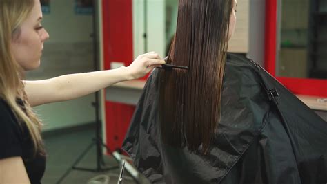 The Hairdresser Of Beauty Salon Is Cutting Stock Footage SBV-315786780 ...