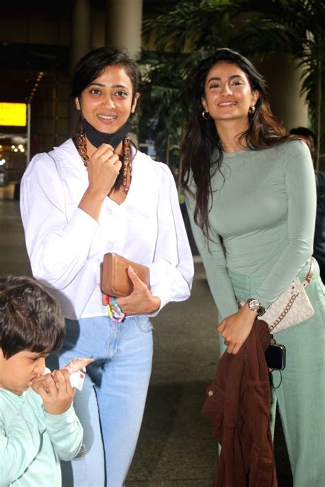 : Mumbai : Shweta Tiwari With Family Spotted at Airport Arrival