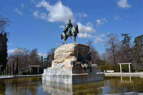 Estatua del General Martínez Campos | Parque del retiro, Estatuas, Parques