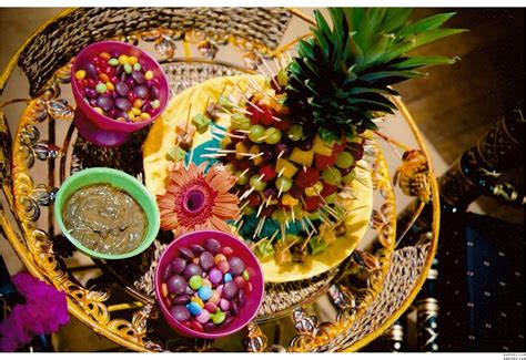 Mehndi Ideas: fruit, candy & bowl of mehndi | Pakistani mehndi decor, Mehndi decor, Desi wedding ...