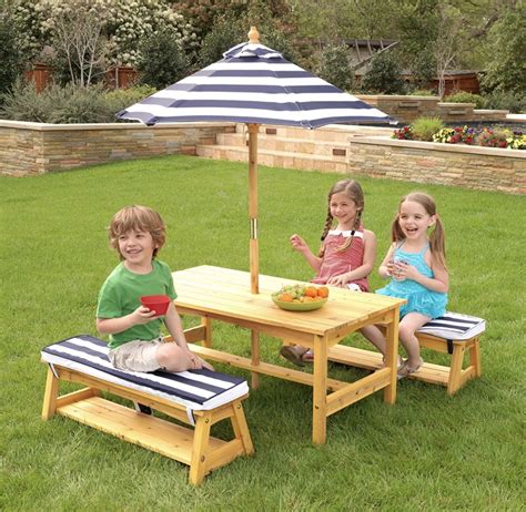 KidKraft 106 Gartenmöbel-Set mit Tisch, Bank, Kissen und Sonnenschirm aus Holz für Kinder