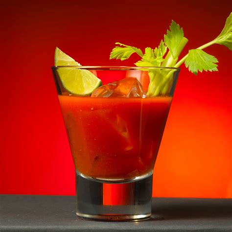 Bloody Mary 1 dose(s) de vodka 150 ml de suco de tomate 1/4 colher(es) (café) de sal 6 gotas de ...