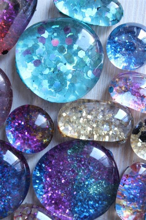 These DIY Glittery Glass Pebbles Are So Fun And Pretty...And USEFUL!! - Wise DIY | Wise DIY