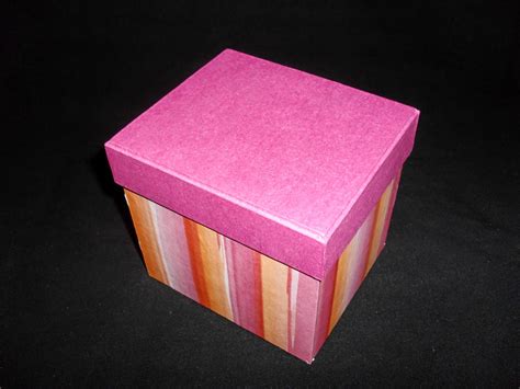curat-coret gumbar-gambar: cara membuat kotak kado dari karton