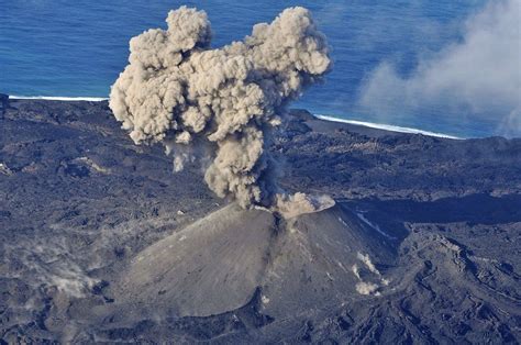 Incrível: erupção vulcânica cria nova ilha no Japão