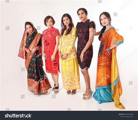 51,661 imágenes de Malaysia traditional clothes - Imágenes, fotos y vectores de stock | Shutterstock