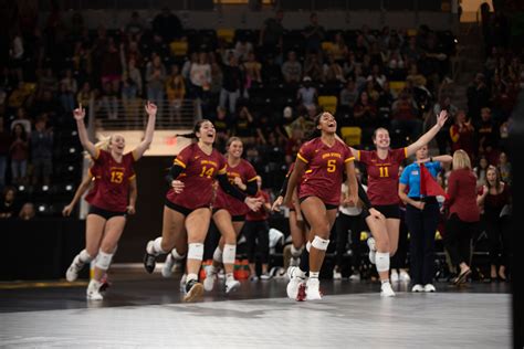 Photos: Iowa Volleyball Vs. Iowa State - The Daily Iowan