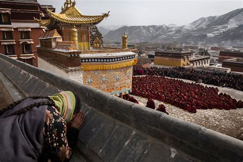 China: Tibetan Buddhist monks unveil giant painting of Buddha at ...