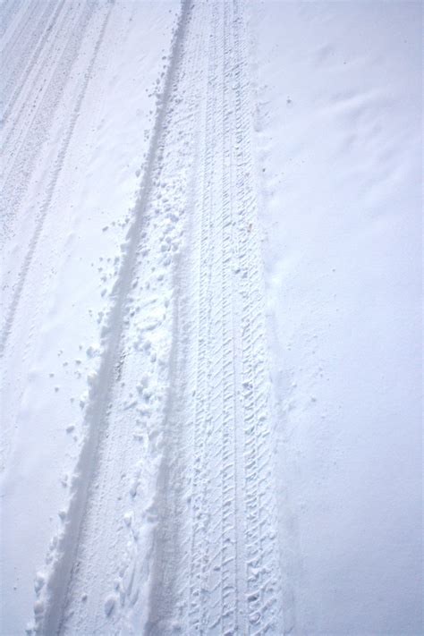 Tire Tracks in Snow – Photos Public Domain