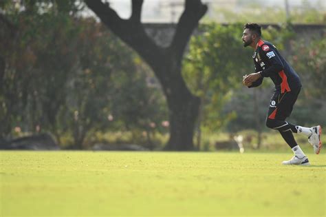 Mohammed Siraj runs in to bowl | ESPNcricinfo.com