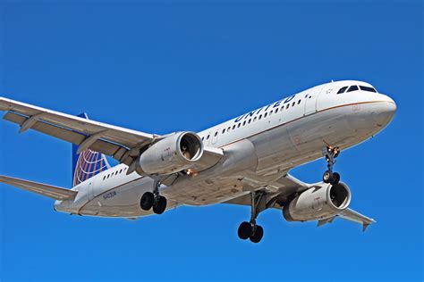 N403UA: United Airlines Airbus A320-200 at Toronto Pearson (YYZ)